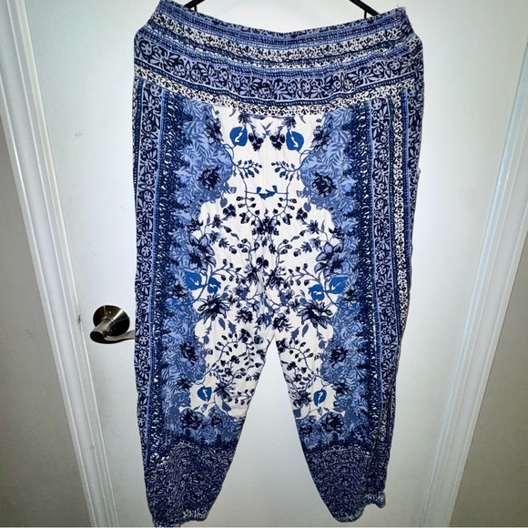 Anthropologie Linen Blend Blue/White Floral Capris - Picture 8 of 10